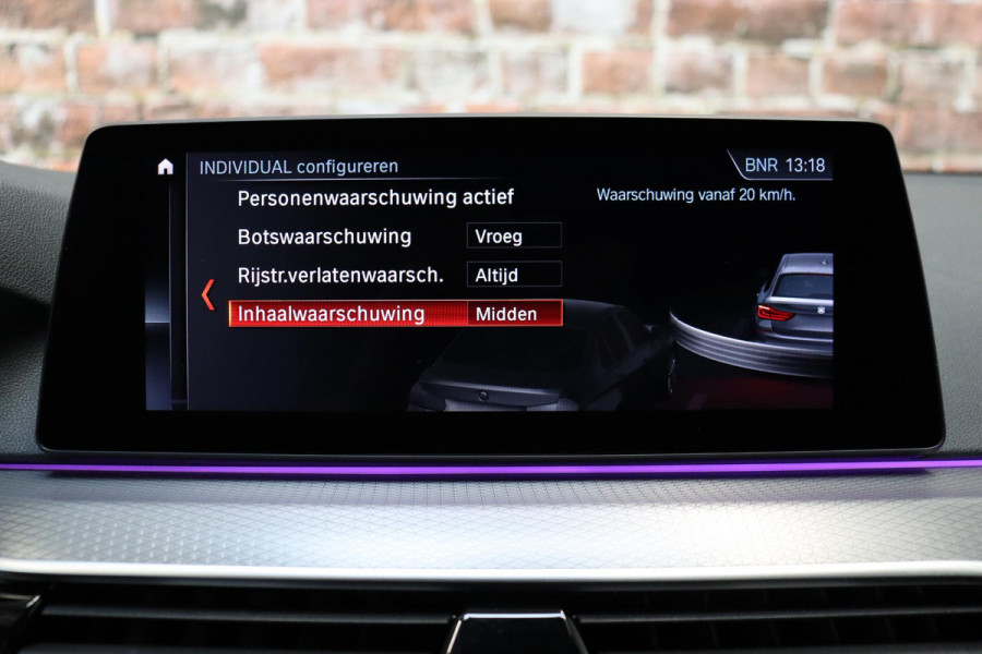 BMW 5 Serie Touring 530i High Executive M Sport Pakket Automaat / Navigatiesysteem Professional /  Head-Up Display / Comfortstoelen / Trekhaak / Sfeerverlichting / Driving Assistant / Stoelverwarming / Multifunctioneel Instrumentendisplay / Hifi / Adaptieve LED-koplamp / M Sportremsysteem / Active Protection