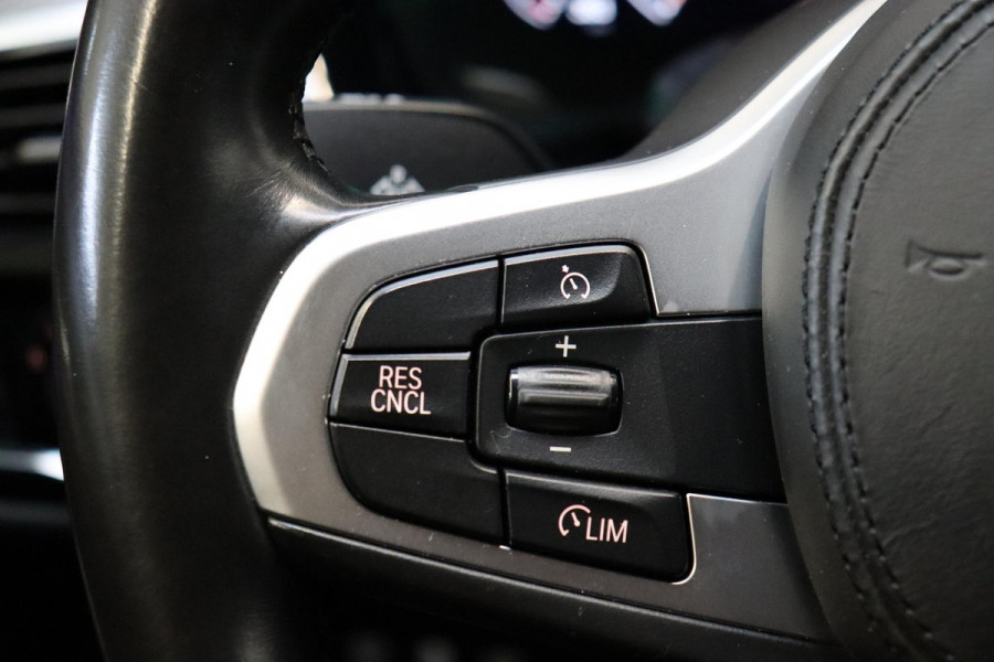 BMW 5 Serie Touring 530i High Executive M Sport Pakket Automaat / Navigatiesysteem Professional /  Head-Up Display / Comfortstoelen / Trekhaak / Sfeerverlichting / Driving Assistant / Stoelverwarming / Multifunctioneel Instrumentendisplay / Hifi / Adaptieve LED-koplamp / M Sportremsysteem / Active Protection