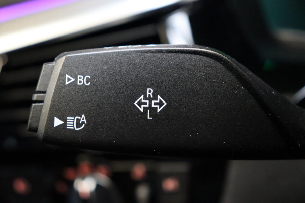 BMW 5 Serie Touring 530i High Executive M Sport Pakket Automaat / Navigatiesysteem Professional /  Head-Up Display / Comfortstoelen / Trekhaak / Sfeerverlichting / Driving Assistant / Stoelverwarming / Multifunctioneel Instrumentendisplay / Hifi / Adaptieve LED-koplamp / M Sportremsysteem / Active Protection