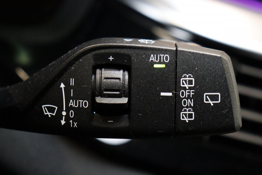 BMW 5 Serie Touring 530i High Executive M Sport Pakket Automaat / Navigatiesysteem Professional /  Head-Up Display / Comfortstoelen / Trekhaak / Sfeerverlichting / Driving Assistant / Stoelverwarming / Multifunctioneel Instrumentendisplay / Hifi / Adaptieve LED-koplamp / M Sportremsysteem / Active Protection