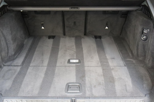 BMW 5 Serie Touring 530i High Executive M Sport Pakket Automaat / Navigatiesysteem Professional /  Head-Up Display / Comfortstoelen / Trekhaak / Sfeerverlichting / Driving Assistant / Stoelverwarming / Multifunctioneel Instrumentendisplay / Hifi / Adaptieve LED-koplamp / M Sportremsysteem / Active Protection