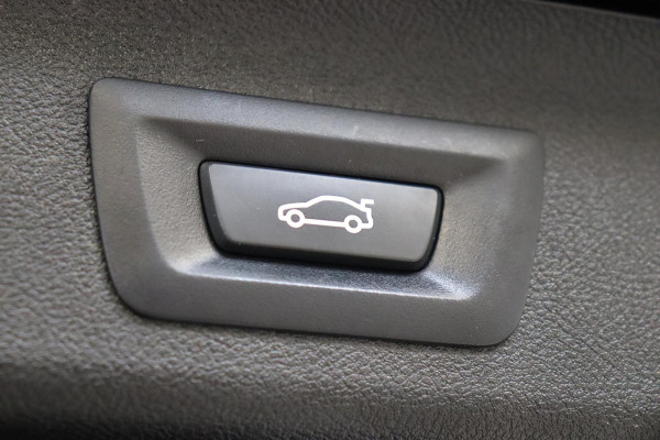 BMW 5 Serie Touring 530i High Executive M Sport Pakket Automaat / Navigatiesysteem Professional /  Head-Up Display / Comfortstoelen / Trekhaak / Sfeerverlichting / Driving Assistant / Stoelverwarming / Multifunctioneel Instrumentendisplay / Hifi / Adaptieve LED-koplamp / M Sportremsysteem / Active Protection