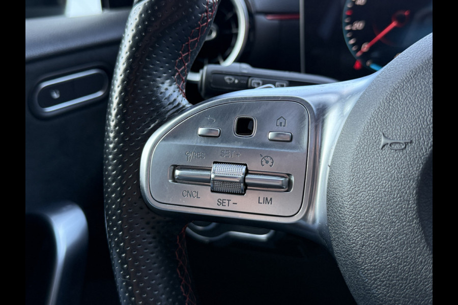 Mercedes-Benz A-Klasse 180 Business Solution AMG Night Upgrade | Panoramadak | Stoelverwarming