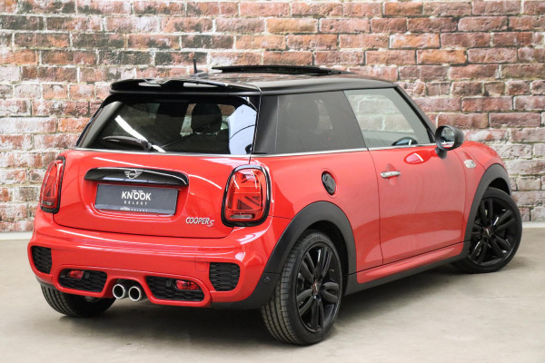 MINI Hatchback Cooper S Knightsbridge Edition Automaat 3 deurs / Panoramadak / Navigatiesysteem Plus / Leder / Harman Kardon / Stoelverwarming / LED / Head-Up Display / JCW Exterieur / 17 Inch / Extra Getint Glas / Parkeersensoren