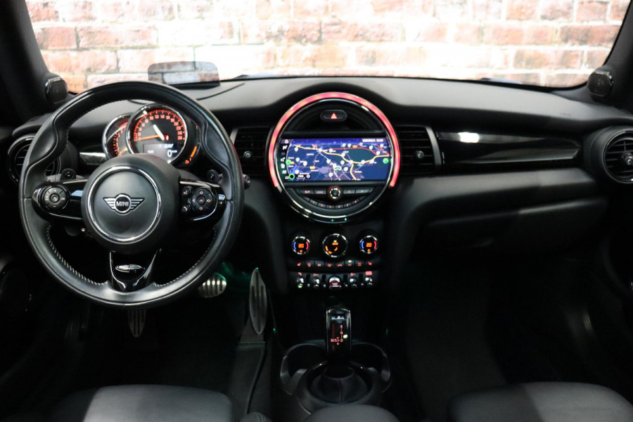 MINI Hatchback Cooper S Knightsbridge Edition Automaat 3 deurs / Panoramadak / Navigatiesysteem Plus / Leder / Harman Kardon / Stoelverwarming / LED / Head-Up Display / JCW Exterieur / 17 Inch / Extra Getint Glas / Parkeersensoren