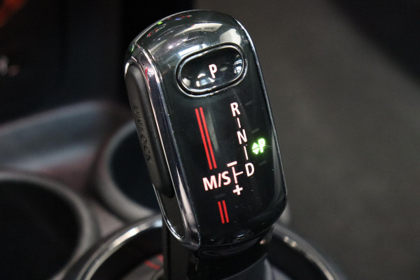 MINI Hatchback Cooper S Knightsbridge Edition Automaat 3 deurs / Panoramadak / Navigatiesysteem Plus / Leder / Harman Kardon / Stoelverwarming / LED / Head-Up Display / JCW Exterieur / 17 Inch / Extra Getint Glas / Parkeersensoren