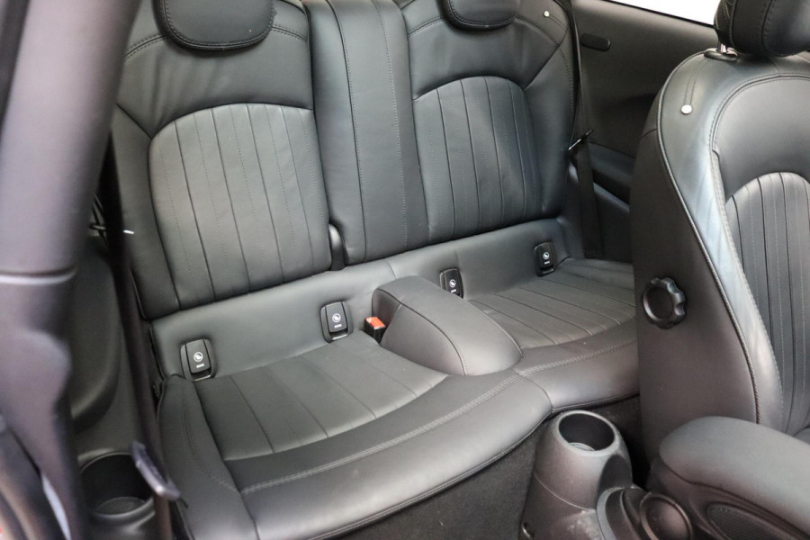MINI Hatchback Cooper S Knightsbridge Edition Automaat 3 deurs / Panoramadak / Navigatiesysteem Plus / Leder / Harman Kardon / Stoelverwarming / LED / Head-Up Display / JCW Exterieur / 17 Inch / Extra Getint Glas / Parkeersensoren