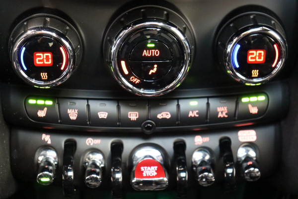 MINI Hatchback Cooper S Knightsbridge Edition Automaat 3 deurs / Panoramadak / Navigatiesysteem Plus / Leder / Harman Kardon / Stoelverwarming / LED / Head-Up Display / JCW Exterieur / 17 Inch / Extra Getint Glas / Parkeersensoren