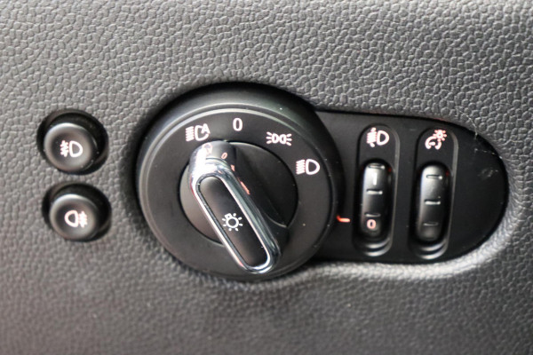 MINI Hatchback Cooper S Knightsbridge Edition Automaat 3 deurs / Panoramadak / Navigatiesysteem Plus / Leder / Harman Kardon / Stoelverwarming / LED / Head-Up Display / JCW Exterieur / 17 Inch / Extra Getint Glas / Parkeersensoren