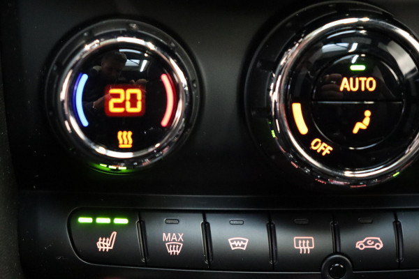 MINI Hatchback Cooper S Knightsbridge Edition Automaat 3 deurs / Panoramadak / Navigatiesysteem Plus / Leder / Harman Kardon / Stoelverwarming / LED / Head-Up Display / JCW Exterieur / 17 Inch / Extra Getint Glas / Parkeersensoren