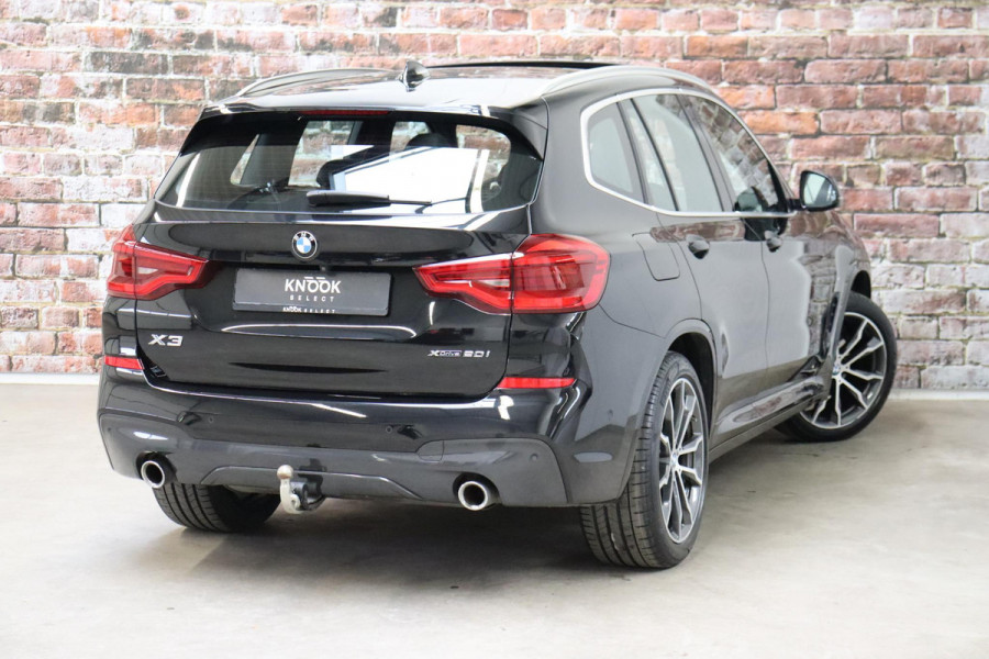 BMW X3 xDrive20i High Executive M Sport Pakket Automaat / Panoramadak / Trekhaak / Leder / Driving Assistant / Navigatie Professional / Head-Up Display / Stoelverwarming / Chrome Line / Hifi / Active Protection / Uitgebreide LED-koplampen / 20 Inch / Multifunctioneel Instrumentendisplay