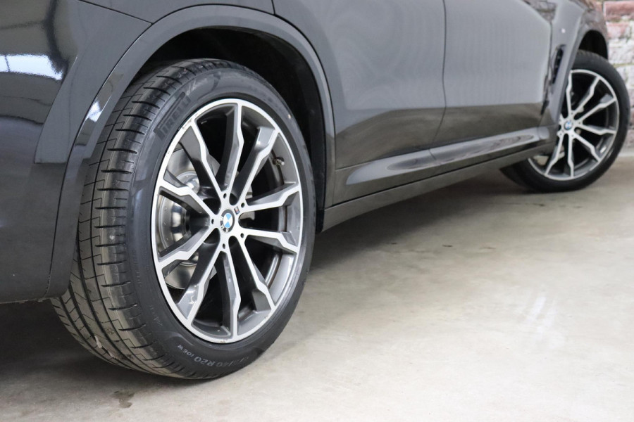 BMW X3 xDrive20i High Executive M Sport Pakket Automaat / Panoramadak / Trekhaak / Leder / Driving Assistant / Navigatie Professional / Head-Up Display / Stoelverwarming / Chrome Line / Hifi / Active Protection / Uitgebreide LED-koplampen / 20 Inch / Multifunctioneel Instrumentendisplay