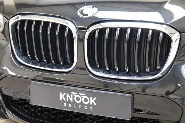 BMW X3 xDrive20i High Executive M Sport Pakket Automaat / Panoramadak / Trekhaak / Leder / Driving Assistant / Navigatie Professional / Head-Up Display / Stoelverwarming / Chrome Line / Hifi / Active Protection / Uitgebreide LED-koplampen / 20 Inch / Multifunctioneel Instrumentendisplay