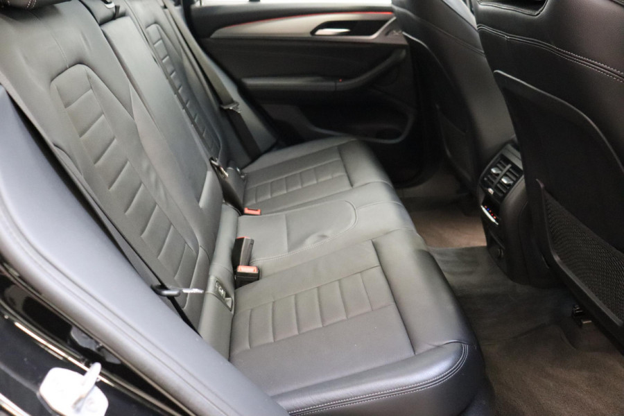 BMW X3 xDrive20i High Executive M Sport Pakket Automaat / Panoramadak / Trekhaak / Leder / Driving Assistant / Navigatie Professional / Head-Up Display / Stoelverwarming / Chrome Line / Hifi / Active Protection / Uitgebreide LED-koplampen / 20 Inch / Multifunctioneel Instrumentendisplay