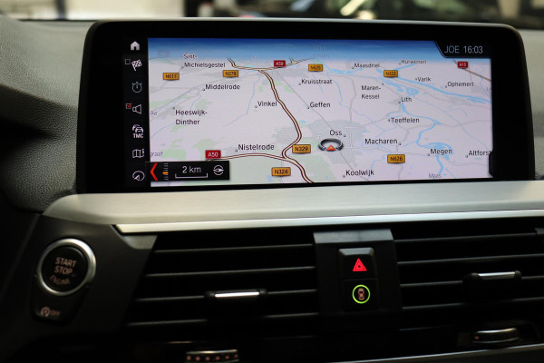 BMW X3 xDrive20i High Executive M Sport Pakket Automaat / Panoramadak / Trekhaak / Leder / Driving Assistant / Navigatie Professional / Head-Up Display / Stoelverwarming / Chrome Line / Hifi / Active Protection / Uitgebreide LED-koplampen / 20 Inch / Multifunctioneel Instrumentendisplay