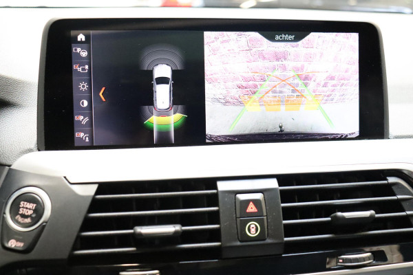 BMW X3 xDrive20i High Executive M Sport Pakket Automaat / Panoramadak / Trekhaak / Leder / Driving Assistant / Navigatie Professional / Head-Up Display / Stoelverwarming / Chrome Line / Hifi / Active Protection / Uitgebreide LED-koplampen / 20 Inch / Multifunctioneel Instrumentendisplay