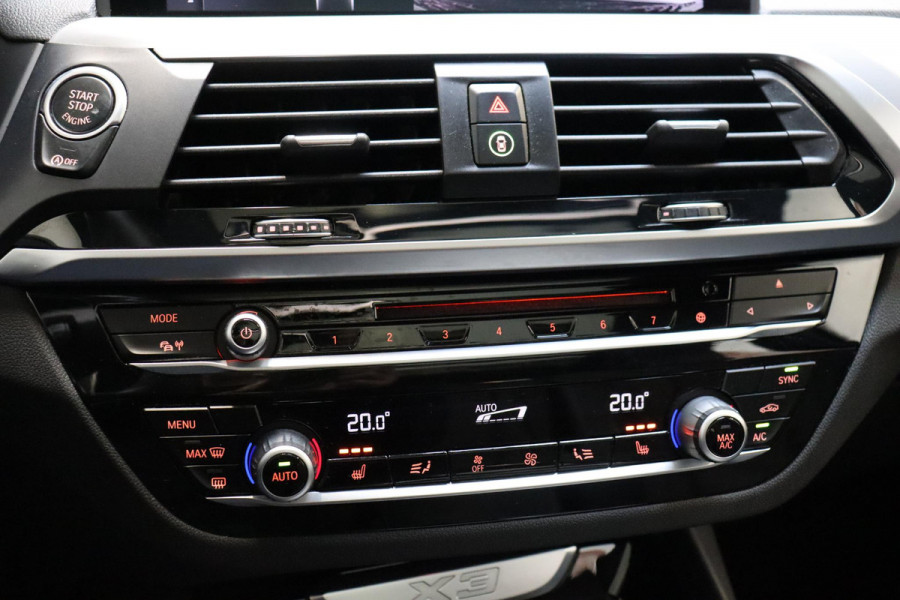BMW X3 xDrive20i High Executive M Sport Pakket Automaat / Panoramadak / Trekhaak / Leder / Driving Assistant / Navigatie Professional / Head-Up Display / Stoelverwarming / Chrome Line / Hifi / Active Protection / Uitgebreide LED-koplampen / 20 Inch / Multifunctioneel Instrumentendisplay