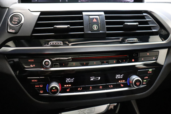 BMW X3 xDrive20i High Executive M Sport Pakket Automaat / Panoramadak / Trekhaak / Leder / Driving Assistant / Navigatie Professional / Head-Up Display / Stoelverwarming / Chrome Line / Hifi / Active Protection / Uitgebreide LED-koplampen / 20 Inch / Multifunctioneel Instrumentendisplay