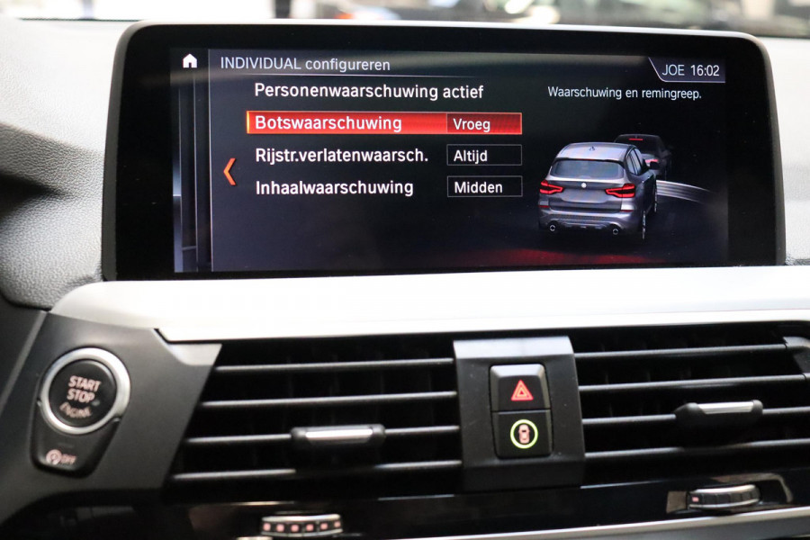 BMW X3 xDrive20i High Executive M Sport Pakket Automaat / Panoramadak / Trekhaak / Leder / Driving Assistant / Navigatie Professional / Head-Up Display / Stoelverwarming / Chrome Line / Hifi / Active Protection / Uitgebreide LED-koplampen / 20 Inch / Multifunctioneel Instrumentendisplay