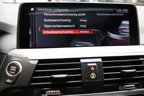 BMW X3 xDrive20i High Executive M Sport Pakket Automaat / Panoramadak / Trekhaak / Leder / Driving Assistant / Navigatie Professional / Head-Up Display / Stoelverwarming / Chrome Line / Hifi / Active Protection / Uitgebreide LED-koplampen / 20 Inch / Multifunctioneel Instrumentendisplay