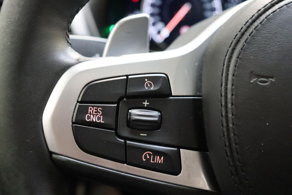 BMW X3 xDrive20i High Executive M Sport Pakket Automaat / Panoramadak / Trekhaak / Leder / Driving Assistant / Navigatie Professional / Head-Up Display / Stoelverwarming / Chrome Line / Hifi / Active Protection / Uitgebreide LED-koplampen / 20 Inch / Multifunctioneel Instrumentendisplay