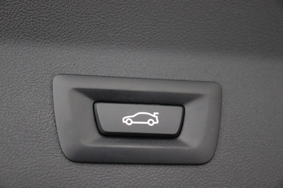 BMW X3 xDrive20i High Executive M Sport Pakket Automaat / Panoramadak / Trekhaak / Leder / Driving Assistant / Navigatie Professional / Head-Up Display / Stoelverwarming / Chrome Line / Hifi / Active Protection / Uitgebreide LED-koplampen / 20 Inch / Multifunctioneel Instrumentendisplay