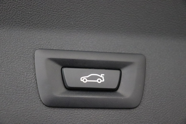 BMW X3 xDrive20i High Executive M Sport Pakket Automaat / Panoramadak / Trekhaak / Leder / Driving Assistant / Navigatie Professional / Head-Up Display / Stoelverwarming / Chrome Line / Hifi / Active Protection / Uitgebreide LED-koplampen / 20 Inch / Multifunctioneel Instrumentendisplay