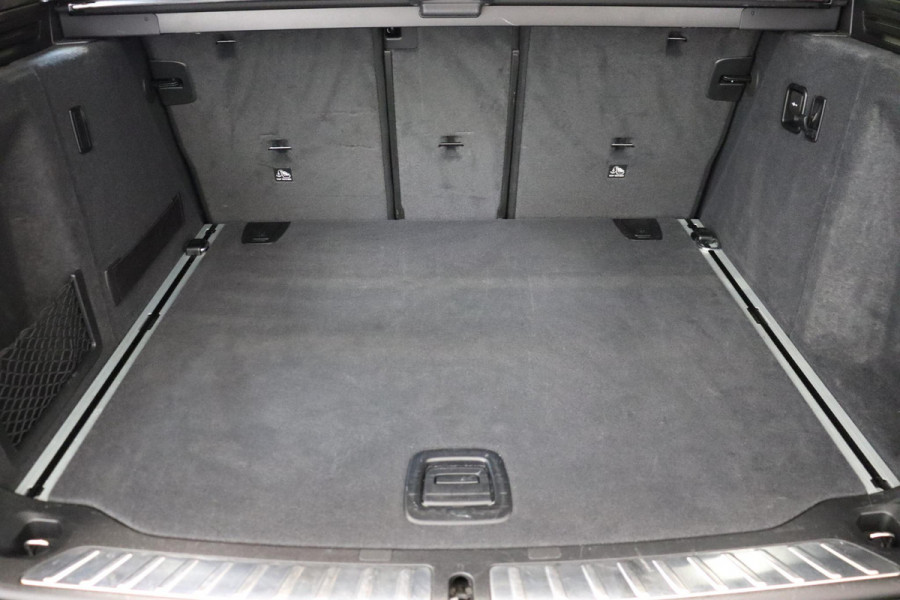 BMW X3 xDrive20i High Executive M Sport Pakket Automaat / Panoramadak / Trekhaak / Leder / Driving Assistant / Navigatie Professional / Head-Up Display / Stoelverwarming / Chrome Line / Hifi / Active Protection / Uitgebreide LED-koplampen / 20 Inch / Multifunctioneel Instrumentendisplay