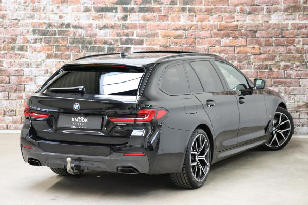 BMW 5 Serie Touring 520i High Executive M Sport Pakket Automaat / Panoramadak / Trekhaak / Comfortstoelen / Laserlight / Adaptieve Cruise Control / Parkeerhulpsysteem / Hifi / Live Cockpit Professional / Shadow Line / Stoelverwarming / Extra Getint Glas