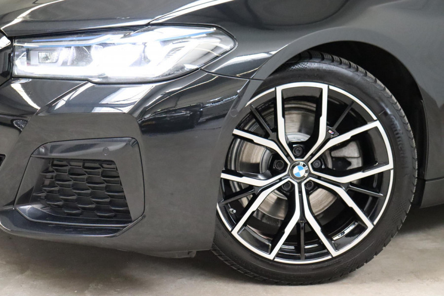 BMW 5 Serie Touring 520i High Executive M Sport Pakket Automaat / Panoramadak / Trekhaak / Comfortstoelen / Laserlight / Adaptieve Cruise Control / Parkeerhulpsysteem / Hifi / Live Cockpit Professional / Shadow Line / Stoelverwarming / Extra Getint Glas
