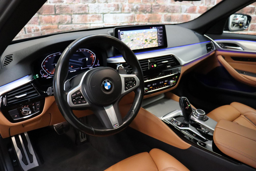 BMW 5 Serie Touring 520i High Executive M Sport Pakket Automaat / Panoramadak / Trekhaak / Comfortstoelen / Laserlight / Adaptieve Cruise Control / Parkeerhulpsysteem / Hifi / Live Cockpit Professional / Shadow Line / Stoelverwarming / Extra Getint Glas