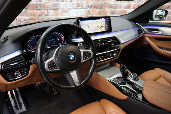 BMW 5 Serie Touring 520i High Executive M Sport Pakket Automaat / Panoramadak / Trekhaak / Comfortstoelen / Laserlight / Adaptieve Cruise Control / Parkeerhulpsysteem / Hifi / Live Cockpit Professional / Shadow Line / Stoelverwarming / Extra Getint Glas