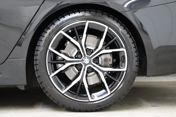 BMW 5 Serie Touring 520i High Executive M Sport Pakket Automaat / Panoramadak / Trekhaak / Comfortstoelen / Laserlight / Adaptieve Cruise Control / Parkeerhulpsysteem / Hifi / Live Cockpit Professional / Shadow Line / Stoelverwarming / Extra Getint Glas