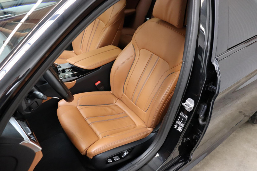 BMW 5 Serie Touring 520i High Executive M Sport Pakket Automaat / Panoramadak / Trekhaak / Comfortstoelen / Laserlight / Adaptieve Cruise Control / Parkeerhulpsysteem / Hifi / Live Cockpit Professional / Shadow Line / Stoelverwarming / Extra Getint Glas