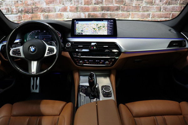 BMW 5 Serie Touring 520i High Executive M Sport Pakket Automaat / Panoramadak / Trekhaak / Comfortstoelen / Laserlight / Adaptieve Cruise Control / Parkeerhulpsysteem / Hifi / Live Cockpit Professional / Shadow Line / Stoelverwarming / Extra Getint Glas