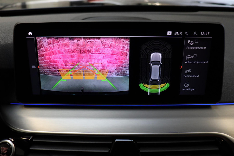 BMW 5 Serie Touring 520i High Executive M Sport Pakket Automaat / Panoramadak / Trekhaak / Comfortstoelen / Laserlight / Adaptieve Cruise Control / Parkeerhulpsysteem / Hifi / Live Cockpit Professional / Shadow Line / Stoelverwarming / Extra Getint Glas