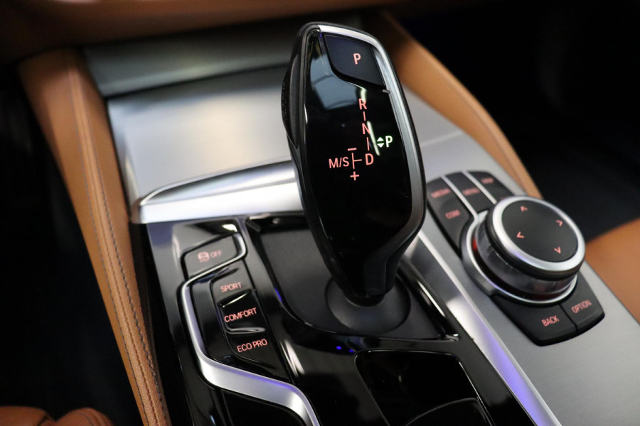 BMW 5 Serie Touring 520i High Executive M Sport Pakket Automaat / Panoramadak / Trekhaak / Comfortstoelen / Laserlight / Adaptieve Cruise Control / Parkeerhulpsysteem / Hifi / Live Cockpit Professional / Shadow Line / Stoelverwarming / Extra Getint Glas
