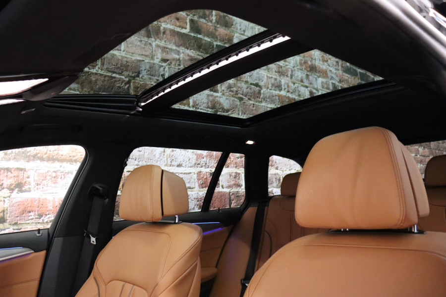 BMW 5 Serie Touring 520i High Executive M Sport Pakket Automaat / Panoramadak / Trekhaak / Comfortstoelen / Laserlight / Adaptieve Cruise Control / Parkeerhulpsysteem / Hifi / Live Cockpit Professional / Shadow Line / Stoelverwarming / Extra Getint Glas
