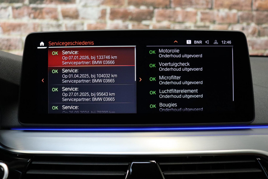 BMW 5 Serie Touring 520i High Executive M Sport Pakket Automaat / Panoramadak / Trekhaak / Comfortstoelen / Laserlight / Adaptieve Cruise Control / Parkeerhulpsysteem / Hifi / Live Cockpit Professional / Shadow Line / Stoelverwarming / Extra Getint Glas