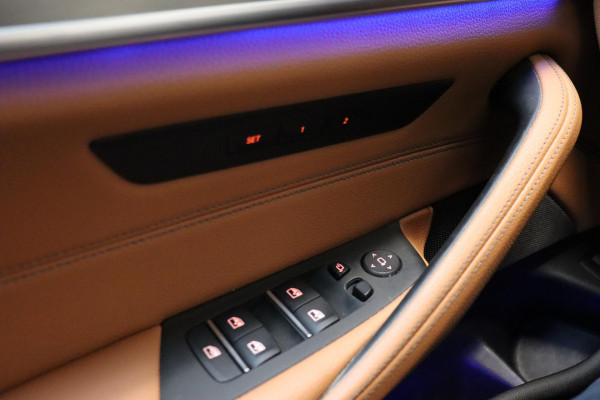 BMW 5 Serie Touring 520i High Executive M Sport Pakket Automaat / Panoramadak / Trekhaak / Comfortstoelen / Laserlight / Adaptieve Cruise Control / Parkeerhulpsysteem / Hifi / Live Cockpit Professional / Shadow Line / Stoelverwarming / Extra Getint Glas