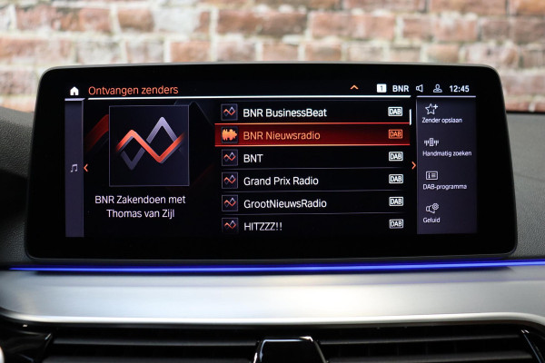 BMW 5 Serie Touring 520i High Executive M Sport Pakket Automaat / Panoramadak / Trekhaak / Comfortstoelen / Laserlight / Adaptieve Cruise Control / Parkeerhulpsysteem / Hifi / Live Cockpit Professional / Shadow Line / Stoelverwarming / Extra Getint Glas