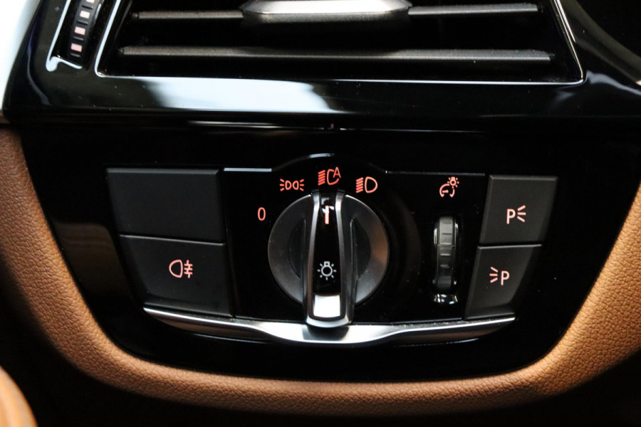 BMW 5 Serie Touring 520i High Executive M Sport Pakket Automaat / Panoramadak / Trekhaak / Comfortstoelen / Laserlight / Adaptieve Cruise Control / Parkeerhulpsysteem / Hifi / Live Cockpit Professional / Shadow Line / Stoelverwarming / Extra Getint Glas
