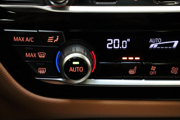 BMW 5 Serie Touring 520i High Executive M Sport Pakket Automaat / Panoramadak / Trekhaak / Comfortstoelen / Laserlight / Adaptieve Cruise Control / Parkeerhulpsysteem / Hifi / Live Cockpit Professional / Shadow Line / Stoelverwarming / Extra Getint Glas