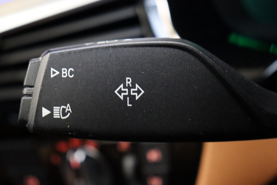 BMW 5 Serie Touring 520i High Executive M Sport Pakket Automaat / Panoramadak / Trekhaak / Comfortstoelen / Laserlight / Adaptieve Cruise Control / Parkeerhulpsysteem / Hifi / Live Cockpit Professional / Shadow Line / Stoelverwarming / Extra Getint Glas