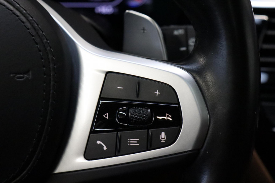 BMW 5 Serie Touring 520i High Executive M Sport Pakket Automaat / Panoramadak / Trekhaak / Comfortstoelen / Laserlight / Adaptieve Cruise Control / Parkeerhulpsysteem / Hifi / Live Cockpit Professional / Shadow Line / Stoelverwarming / Extra Getint Glas