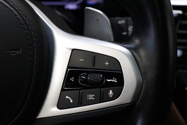 BMW 5 Serie Touring 520i High Executive M Sport Pakket Automaat / Panoramadak / Trekhaak / Comfortstoelen / Laserlight / Adaptieve Cruise Control / Parkeerhulpsysteem / Hifi / Live Cockpit Professional / Shadow Line / Stoelverwarming / Extra Getint Glas