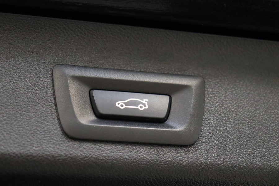 BMW 5 Serie Touring 520i High Executive M Sport Pakket Automaat / Panoramadak / Trekhaak / Comfortstoelen / Laserlight / Adaptieve Cruise Control / Parkeerhulpsysteem / Hifi / Live Cockpit Professional / Shadow Line / Stoelverwarming / Extra Getint Glas