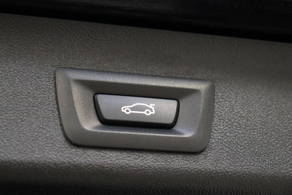 BMW 5 Serie Touring 520i High Executive M Sport Pakket Automaat / Panoramadak / Trekhaak / Comfortstoelen / Laserlight / Adaptieve Cruise Control / Parkeerhulpsysteem / Hifi / Live Cockpit Professional / Shadow Line / Stoelverwarming / Extra Getint Glas