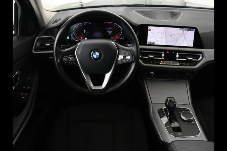 BMW 3-serie 320i Executive Edition | Panoramadak | Carplay | Navigatie | Live Cockpit | Full LED | Parkeerhulp | Cruise control | Climate control