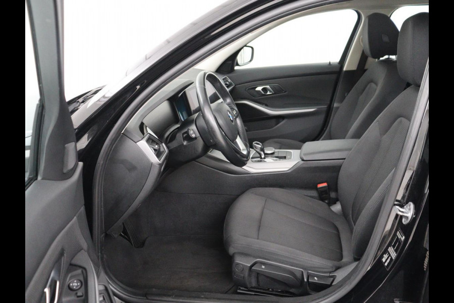 BMW 3-serie 320i Executive Edition | Panoramadak | Carplay | Navigatie | Live Cockpit | Full LED | Parkeerhulp | Cruise control | Climate control